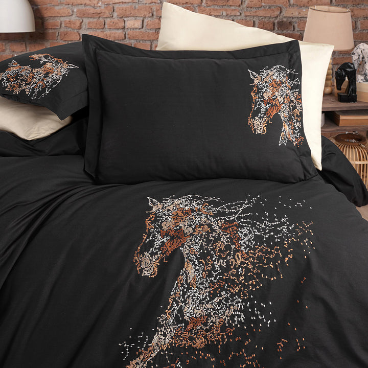 Close-up of Elegant Floral Patterns on Cotton Bed Linen Set in Black Color – Adds a Stylish Touch to Your Bedroom