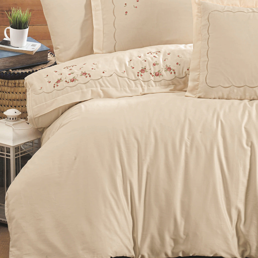 Close-up of Elegant Floral Patterns on Cotton Bed Linen Set in Champagne Color – Adds a Stylish Touch to Your Bedroom